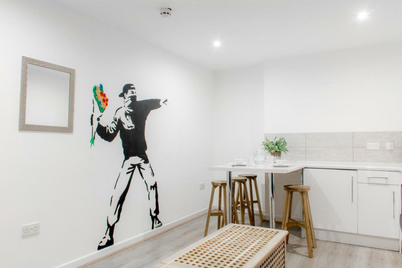 Host & - Fleet Nightlife Apartment